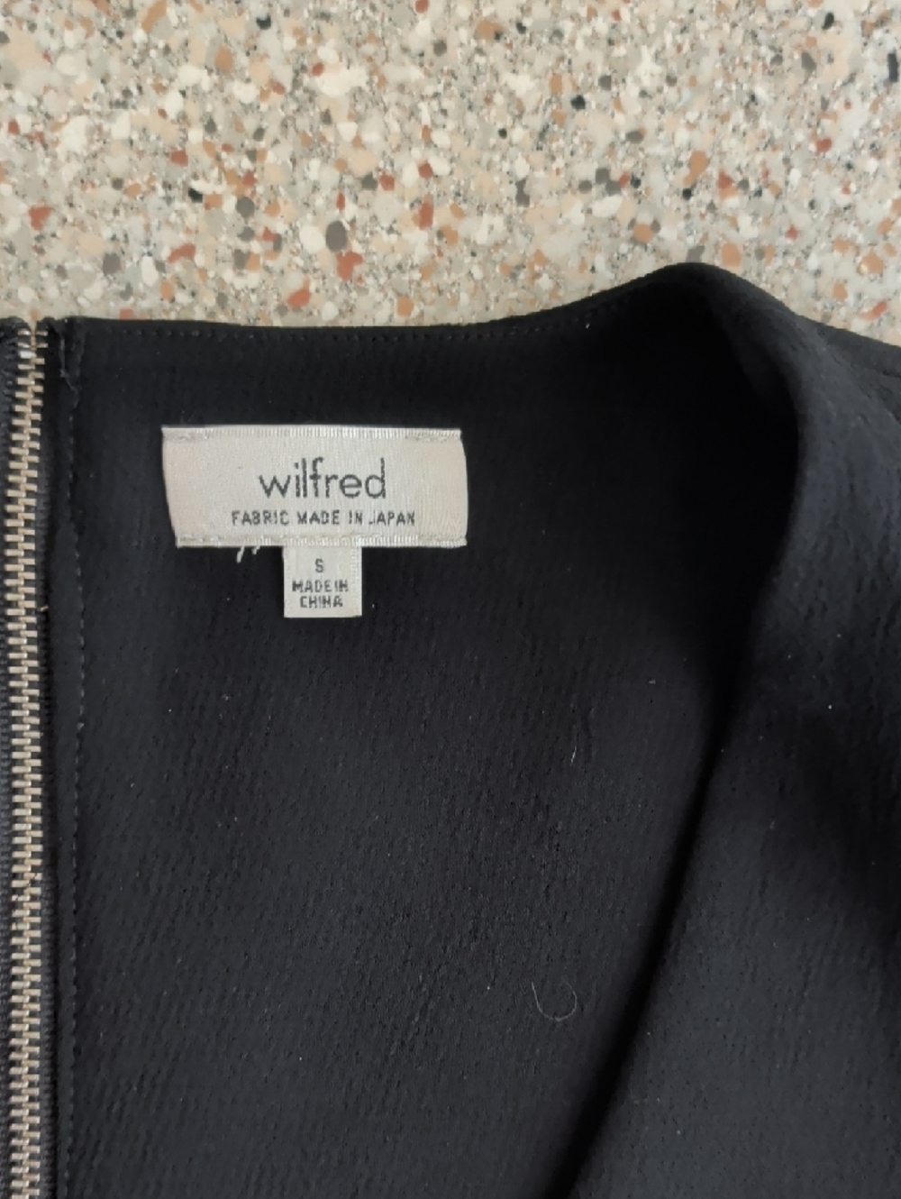 Wilfred Black V-Neck Structured Cropped Top - Picture 2 of 4
